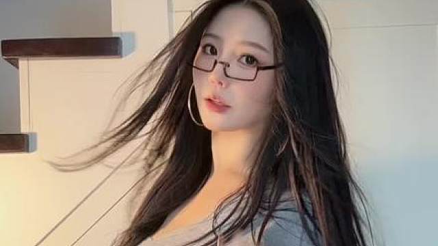 我又不是坏人你干嘛离我那么远