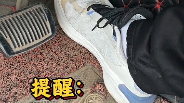 如何避免错把油门当刹车，很多新手不懂中招，这才是正确做法