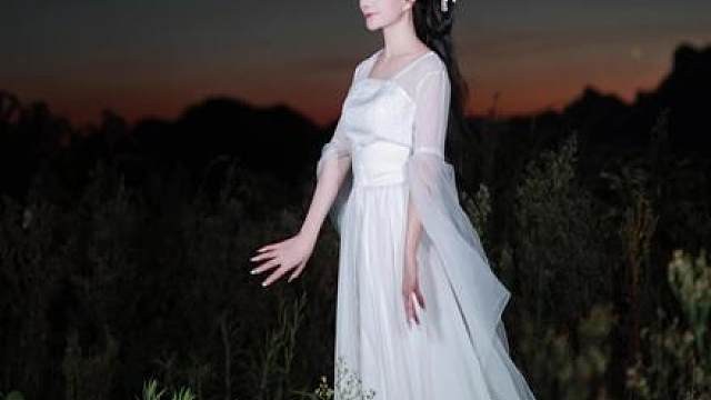 我对月亮许愿，愿你岁岁安康