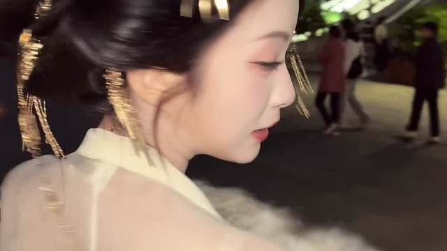 柳叶眉下的一对桃花眼看人真深情啊