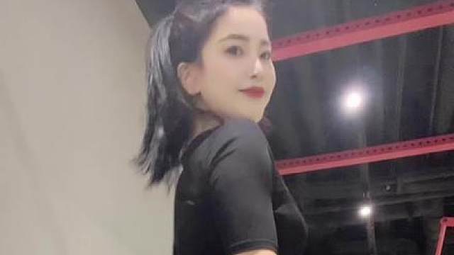 刚练完臀的样子，黑色系依然饱满动作不用多，使劲单腿蹲，T杆硬拉，加一个髋外展组合就够了，找到自己适合的动作即可