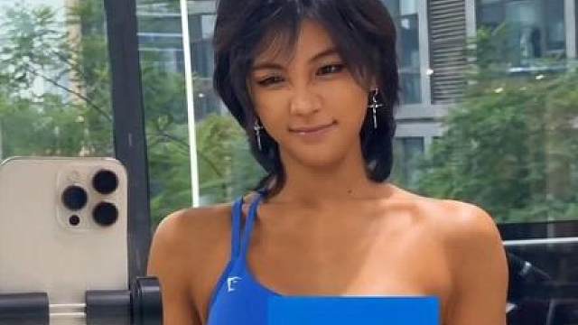 还挺反差的一肌肉女