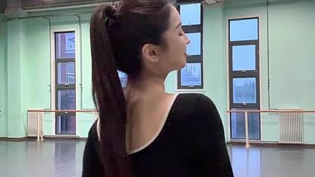 扭脖子而已，我还会边扭边wink呢