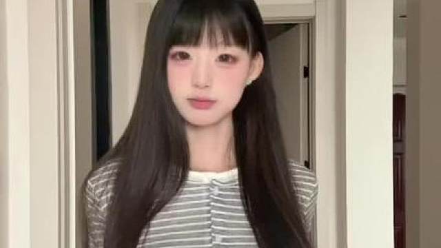 我是真的挺呆萌，不是开玩笑。就是我每天都会睡觉嘛，每天睡醒之后就玩手机。玩很久很久的手机。一直玩手机，然后就会饿了嘛，然后基本每次都要吃点饭才能饱，有的时候还会喝点奶茶的嘛，然后就是挺甜的呀。