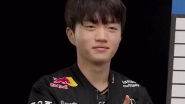 Faker和Keria给历届冠军队伍排名 15年SKT依旧排在第一，李哥没看过18IG的比赛？