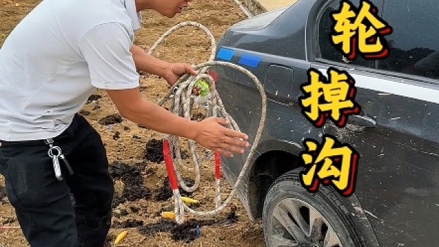 路边遇女司机车轮掉沟，只会踩油门就错了，斯令现场演示