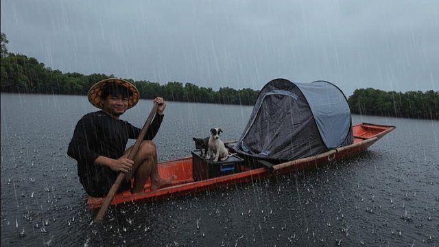 大雨中划独木舟在河上帐篷露营，和我的狗一起在河里钓鱼共进晚餐