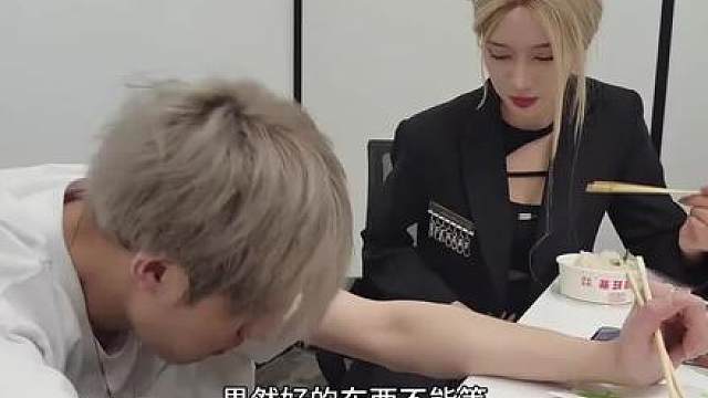 童：我筷子掉了！观众：演都不演了！？