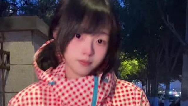 不是很满意表情但是后面天特别好看！