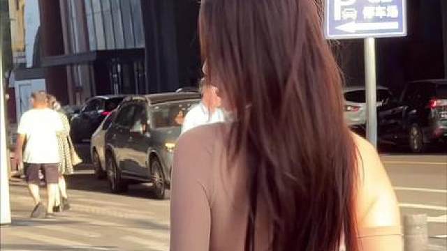 昨晚我做了个梦梦见咱俩见了面你笑嘻嘻的问我为什么一直盯着你看