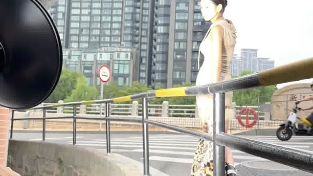 阴天下雨也不能阻止我给模特拍一组时尚街头照片