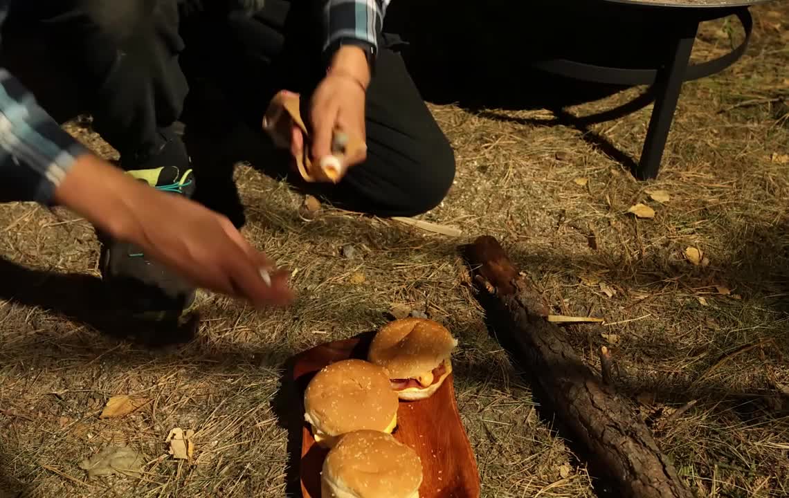 第3集：男人在野外给自己搭建了舒适的荒野小屋