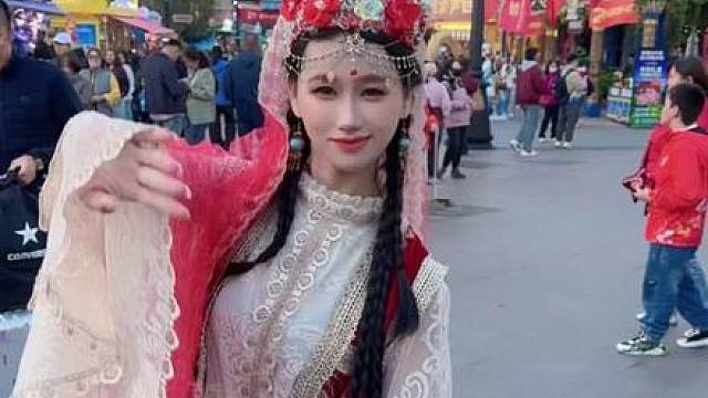 大巴扎上的彩衣姑娘