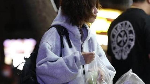 太久没见的人 会慢慢的 连想念都没有