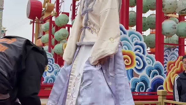 不倒翁后下腰大转圈，腰和腿都没有绑着，靠的是真功夫