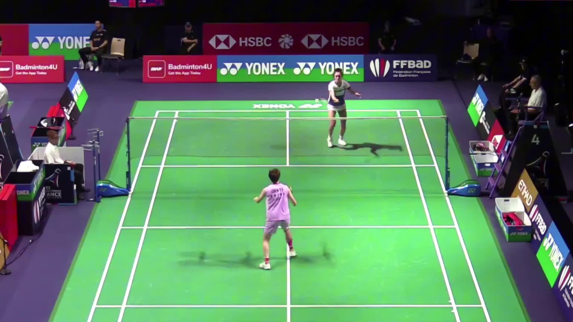 伊吉特尝试通过搏杀追分，陈雨菲灵活多变的回球线路，打乱对手节奏，成功晋级