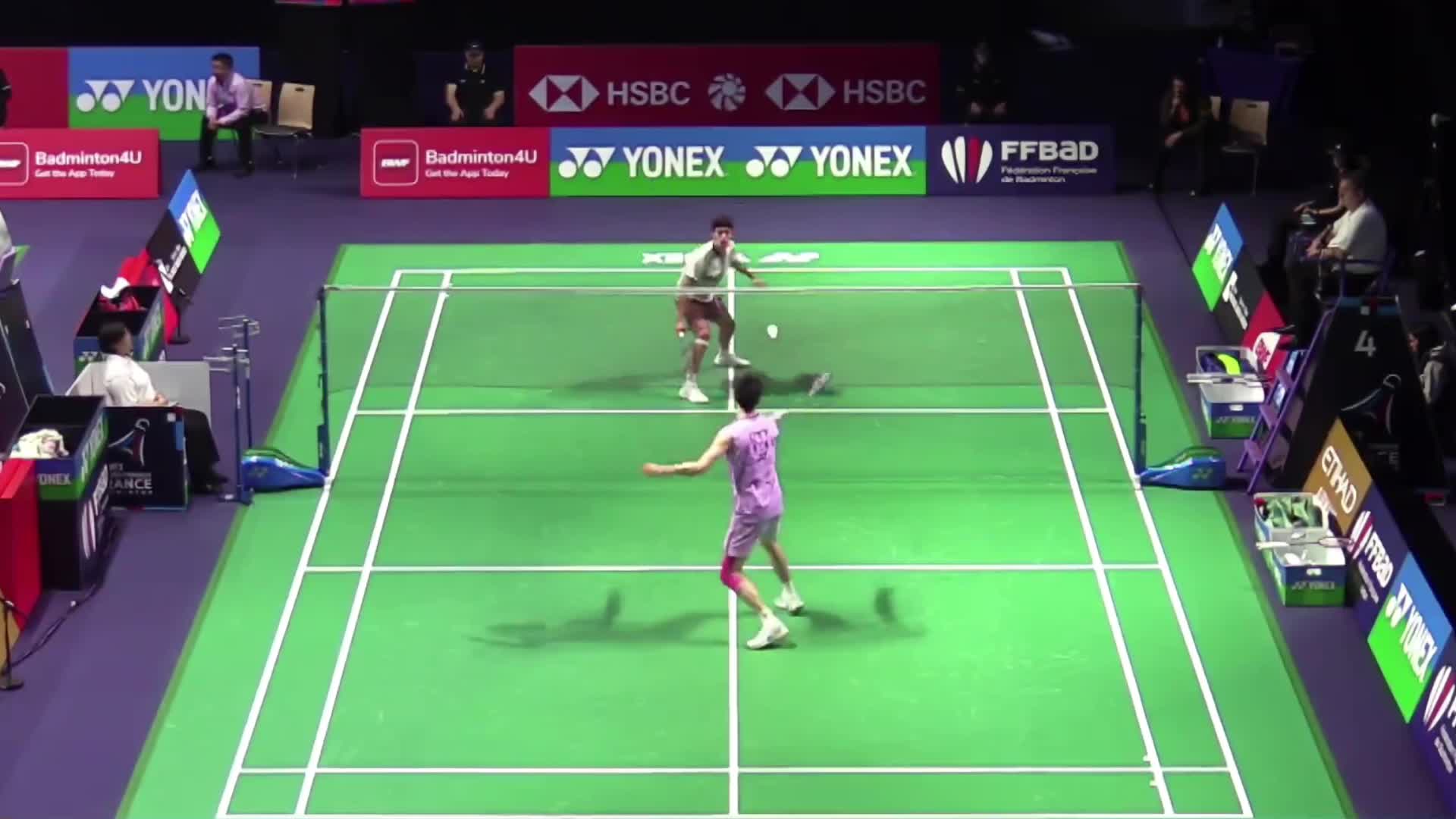 朱利安虽顽强追分，但李诗沣的拉吊结合和突击进攻持续施压，以2-1完成逆转