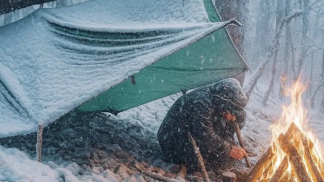 天寒地冻，小伙独自一人荒野艰难生存