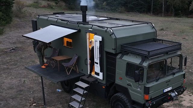 这才是真资格的土豪夫妇，驾驶上百万的越野房车，到深山里面极致露营