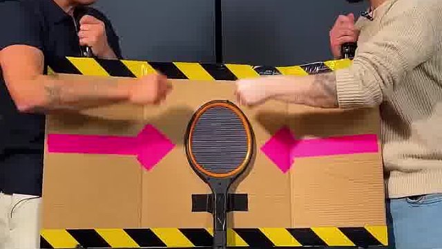 不可思议的猜拳挑战，输的人就要被电蚊拍电一次