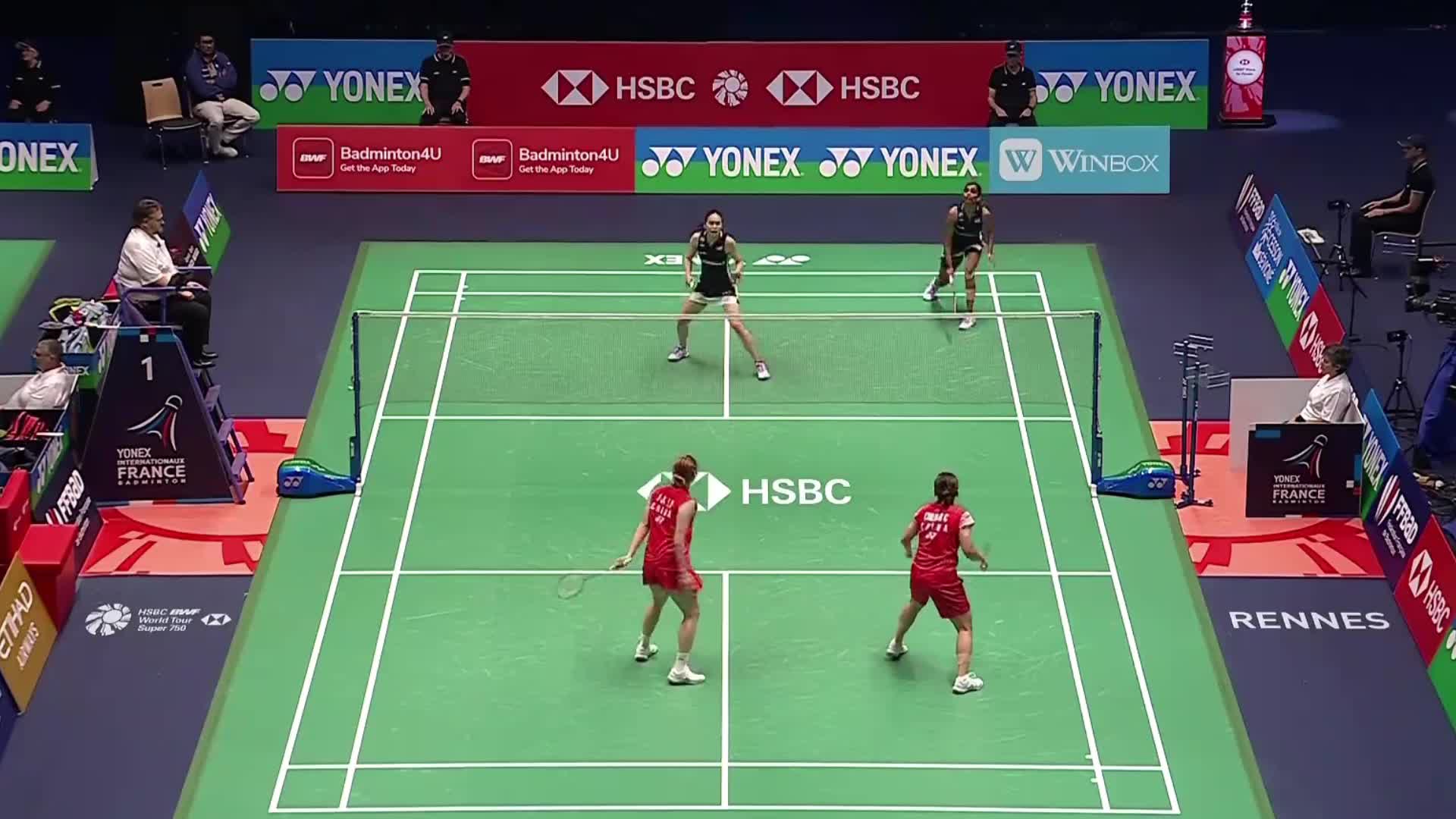 凡尘开局打出9-1的攻击波，不给马来组翻盘的机会，以21-16再胜一局