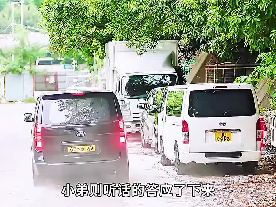 警察手持冲击锤来到毒贩交易门口，结局惊呆了