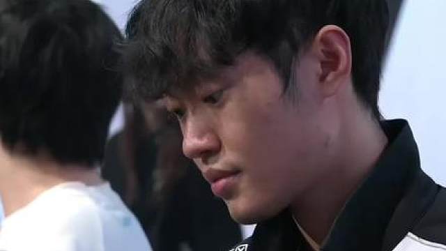 blg一比二输给tes成为lpl第一支十六强，左手落泪，bin哥满脸不服