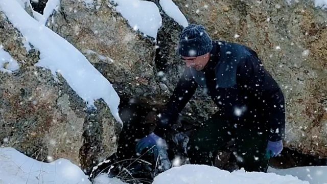 天寒地冻，小伙独自一人荒野艰难生存