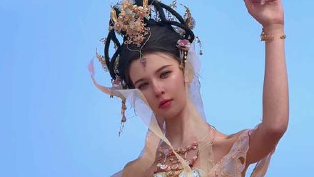 “相见时难别亦难，东风无力百花残”