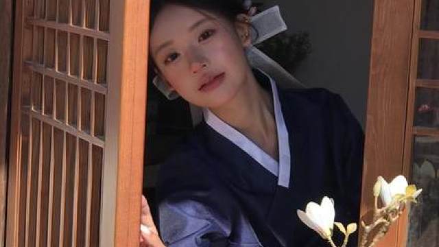 一池春水映梨花