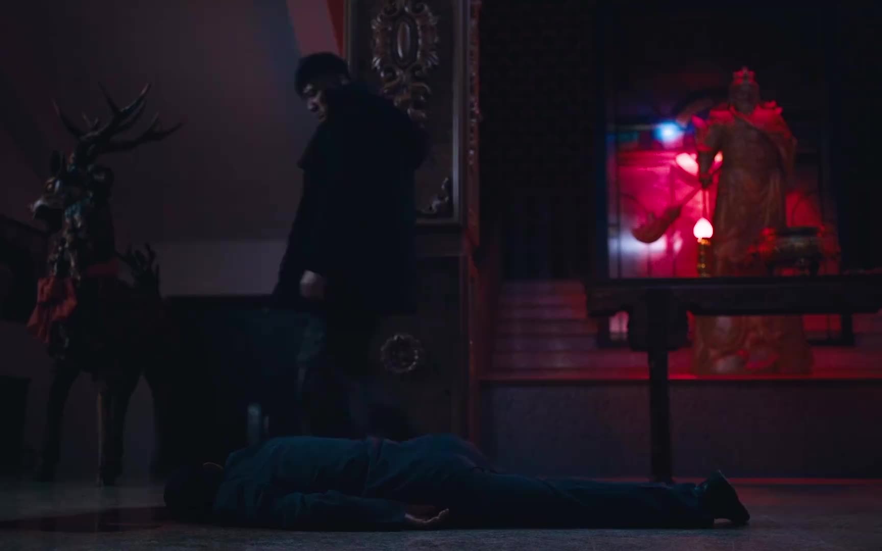 不杀他，留着报警吗？这杀手头脑清晰啊！