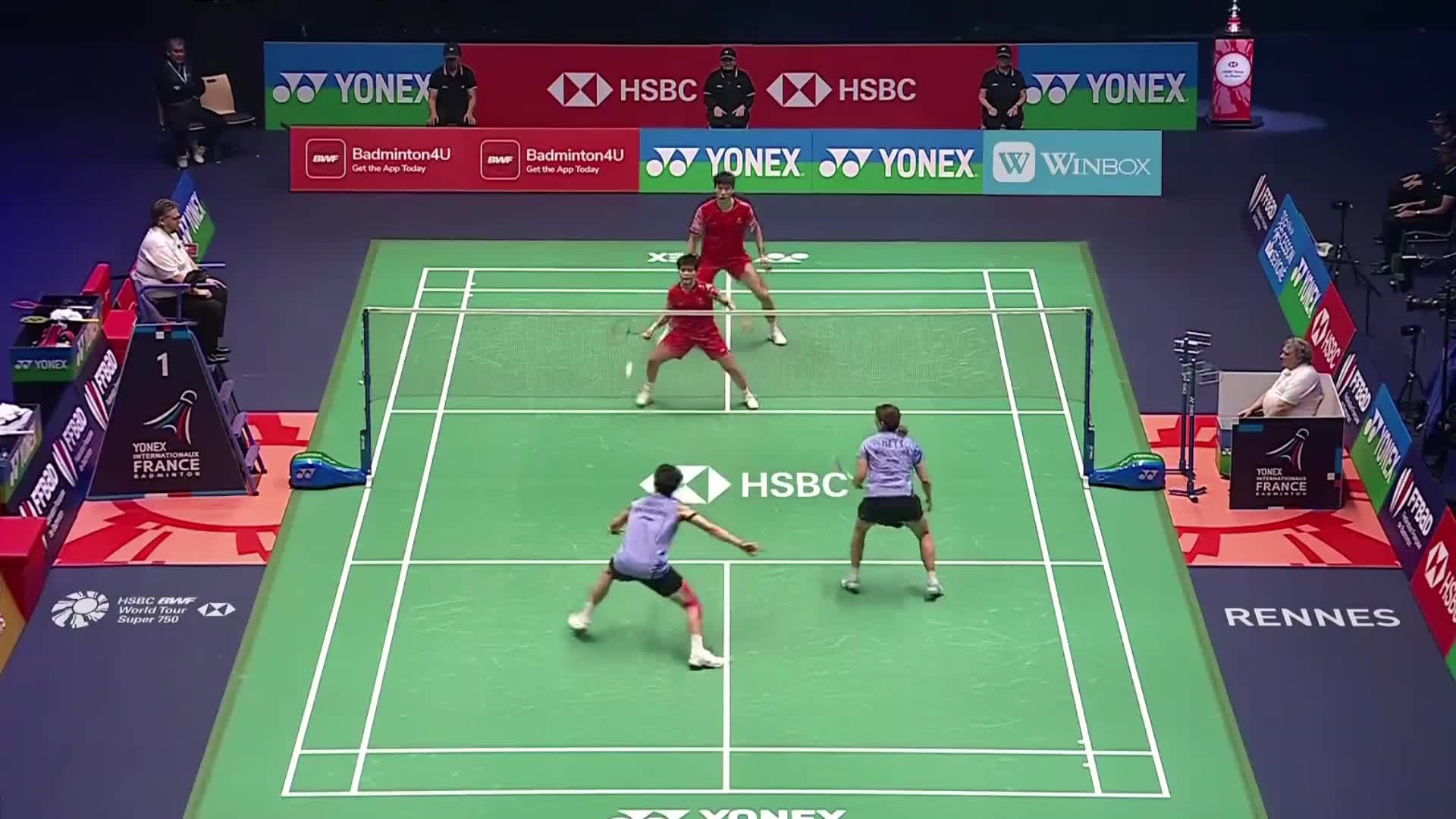 对手一度以3-1领先，凤凰的后场杀球和网前控制连得三分，以21-16锁定胜局