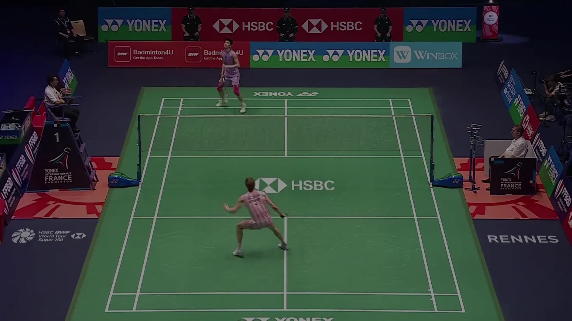 局末李诗沣将比分追至19-20，但安东森加强进攻力度，以21-19惊险扳回一城