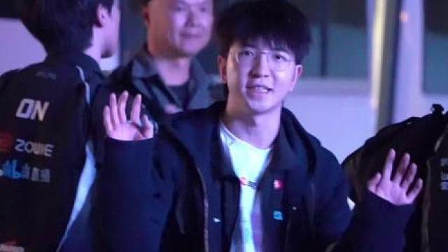 BLG全体向粉丝们鞠躬，今年就这样结束了……