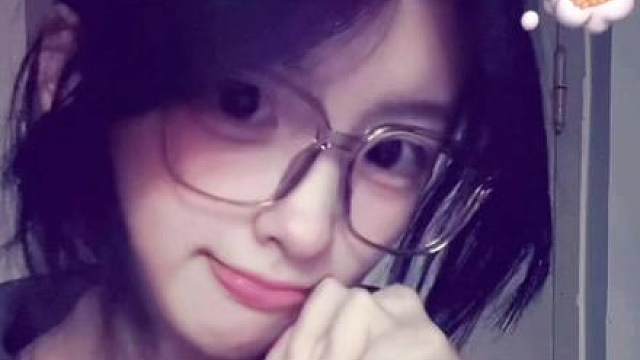 绑了一天的丸子头已散架