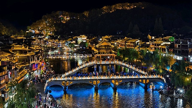 沈从文笔下的温柔旧梦，灯火中邂逅千年时光的浪漫️