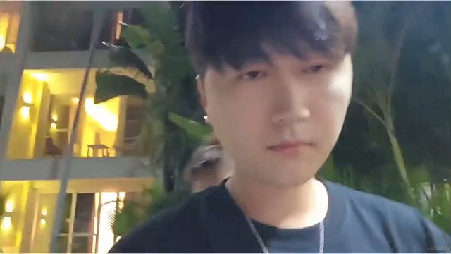 小强趴下看