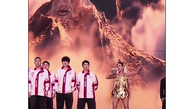 王者荣耀十周年共创之夜唯一双手插兜的男人，奶茶教练，真的太霸气了，鸟巢决赛如果夺冠了记得也要双手插兜