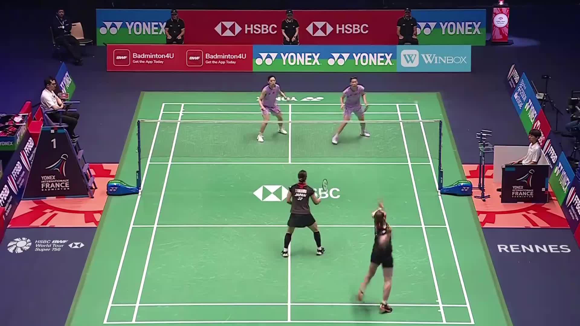 婧敏组合连续出现判断失误，日本组合网前扑杀得分，以21-18扳回一局