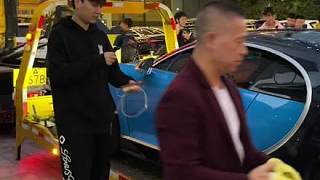 小小小酷哥1995組織抵達(dá)武漢，全國(guó)唯一一個(gè)用布加迪直播的男人！粉絲們都被吸引了！真的太強(qiáng)太帥太有排面了！