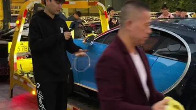 小小小酷哥1995组织抵达武汉，全国唯一一个用布加迪直播的男人！粉丝们都被吸引了！真的太强太帅太有排面了！