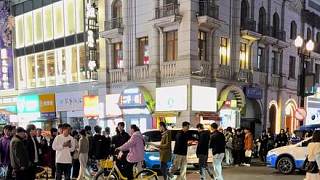 偶遇小小酷大佬開(kāi)著價(jià)值5000W的布加迪Chiron來(lái)江漢路打卡了，W16的聲浪真的太好聽(tīng)了