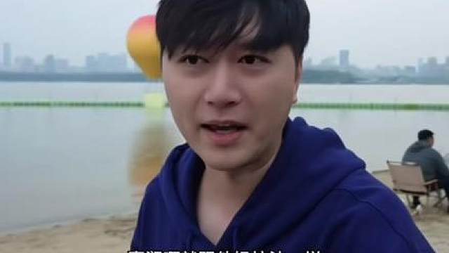 大G停在车位被人撞了