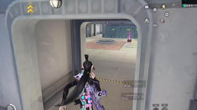 挑战潜艇一个武器箱加物资箱，开出的装备赚千万！