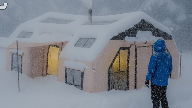 暴风雪中，独自在荒野露营过夜，寒冷的夜晚，窝在帐篷内烤火取暖，睡觉很暖和