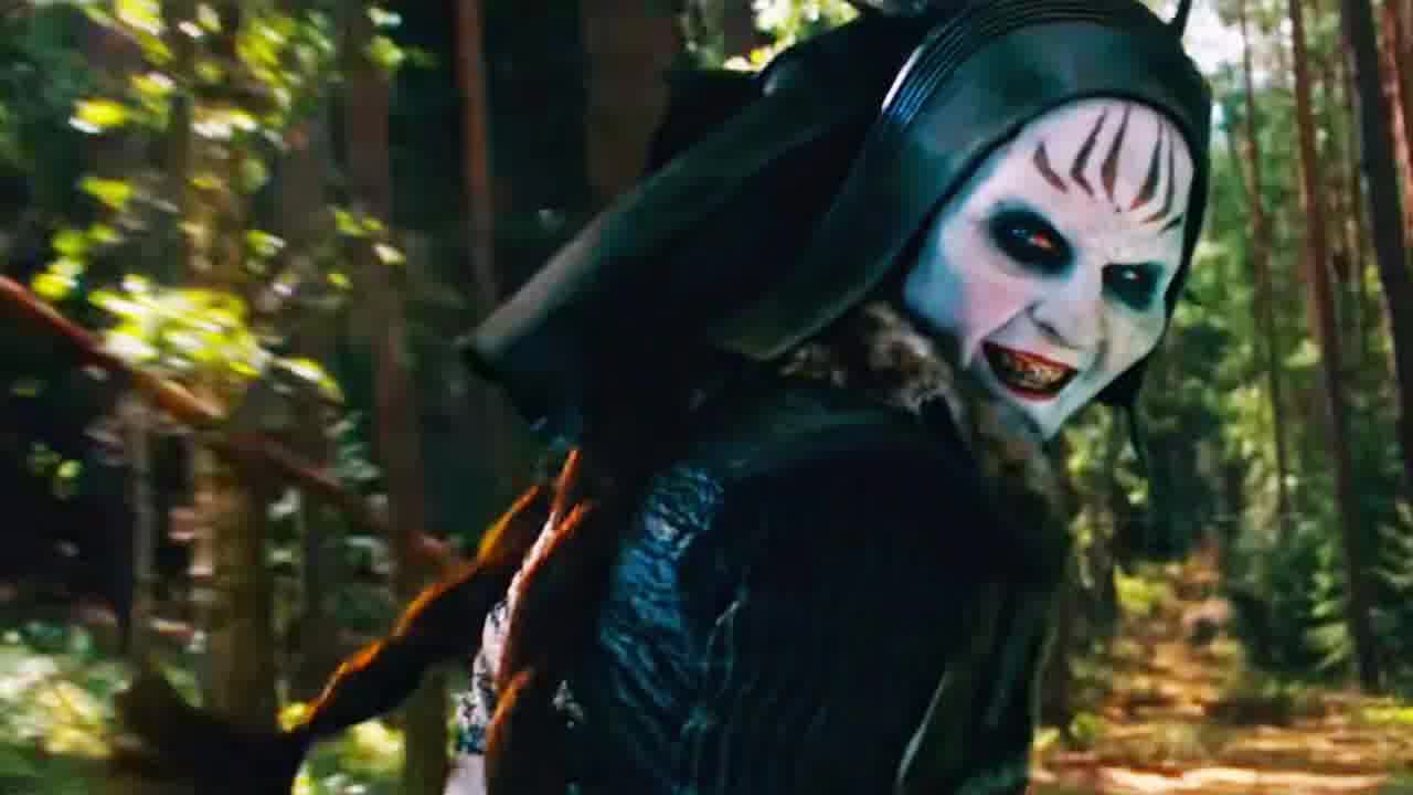 一群女巫被钢丝拦腰斩断