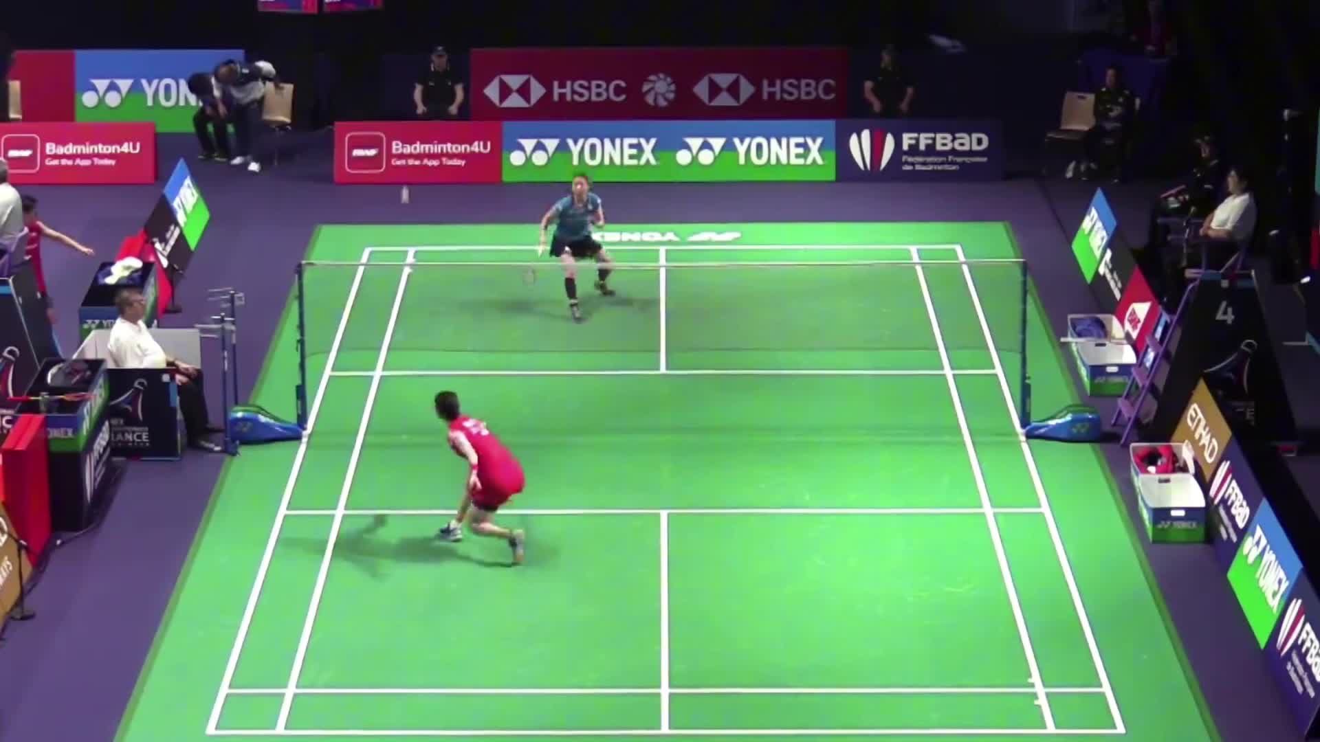 高昉洁的劈杀和网前扑杀打乱对手节奏，以21-19扳回一局