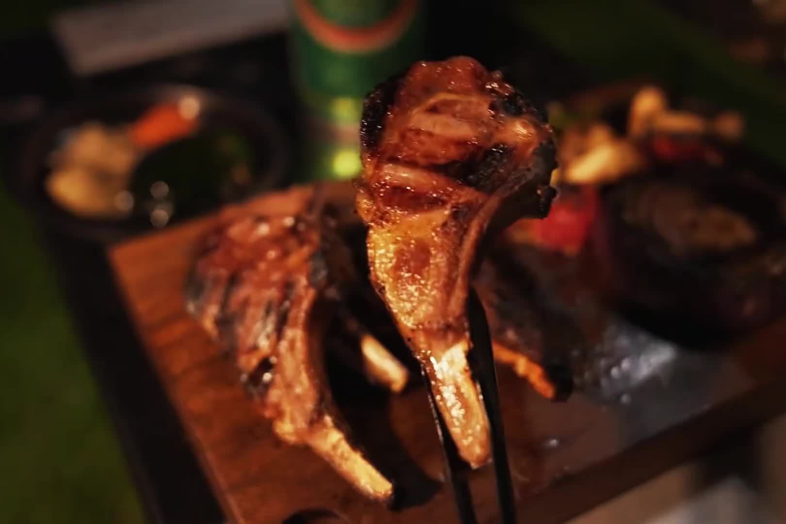 第2集：湖边搭建空气帐篷，雨中烤火吃大餐，享受户外露营