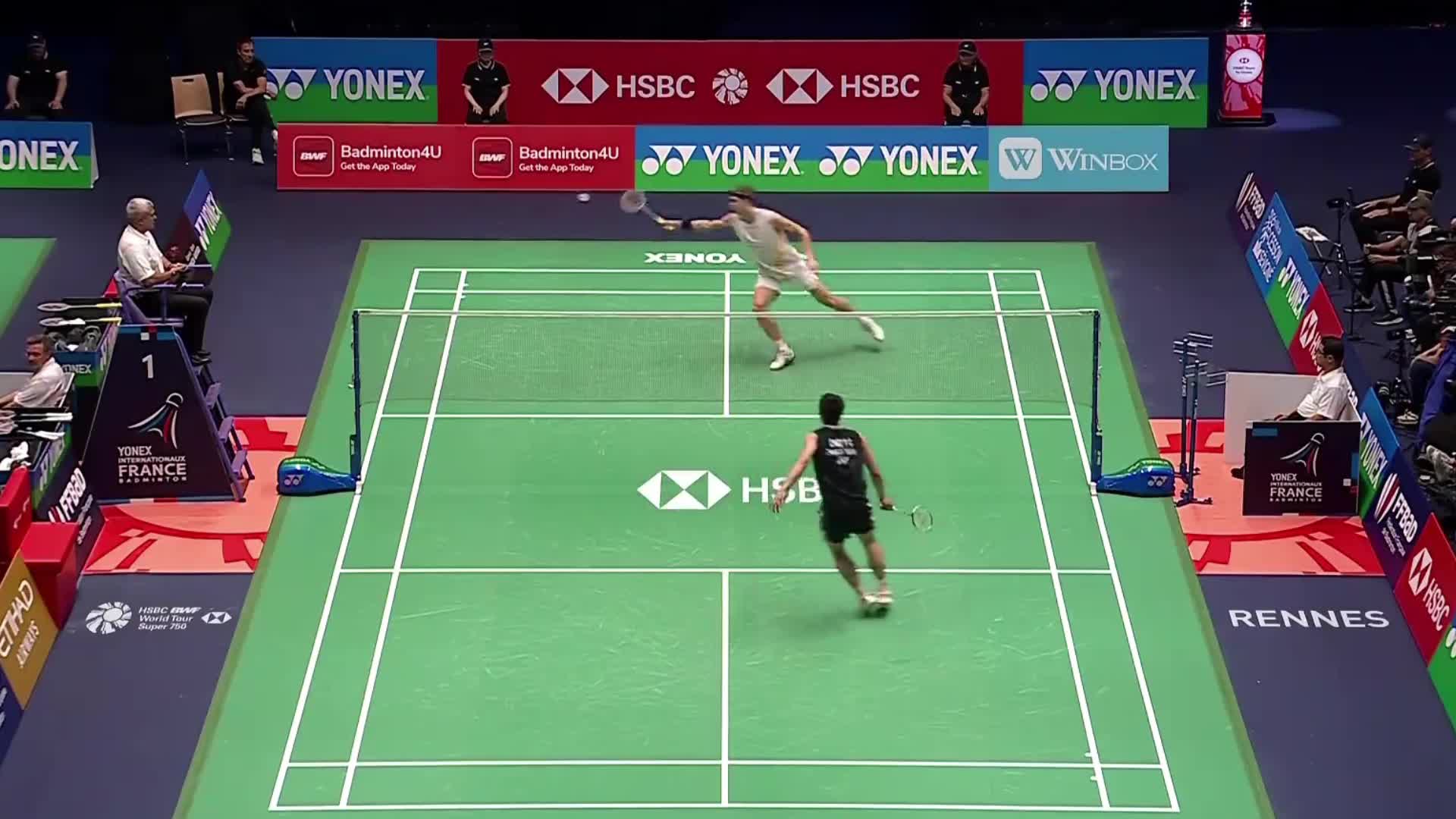 次局周天成展开疯狂提速，安赛龙凭借预判性卸力防守，以23-21惊险胜出