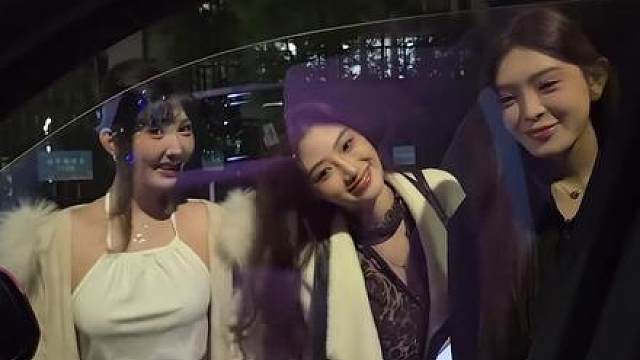 童锦程开劳斯莱斯接妹子，结果不知道开门键在哪，妹子：车租的吧